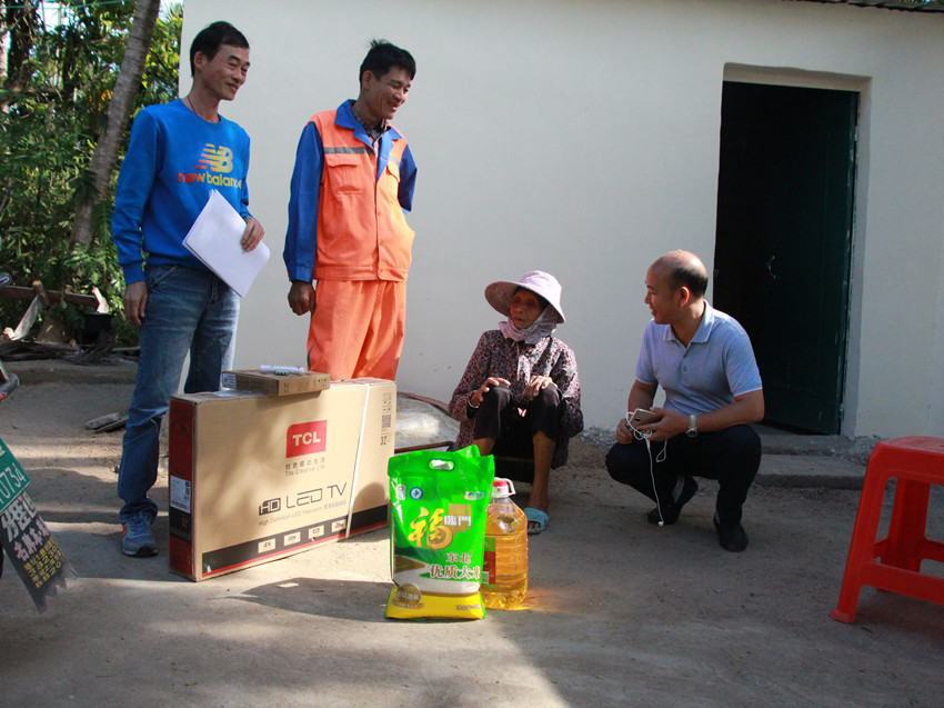 看望李亞花_副本.jpg 看望李亞花_副本.jpg